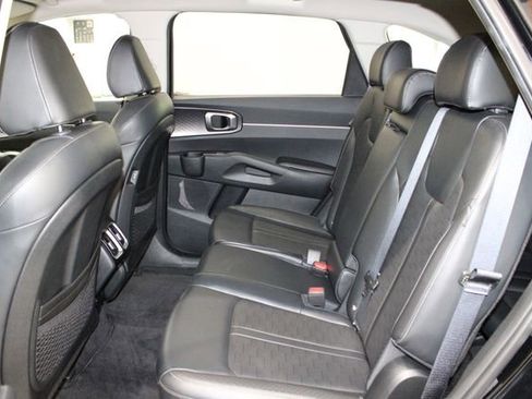 Used 2024 Kia Sorento S image 9