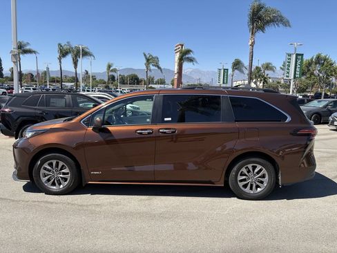 Certified 2021 Toyota Sienna XLE w/ XLE Plus Package FWD image 2