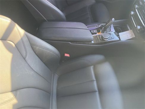 Used 2019 BMW 530e w/ Convenience Package image 5