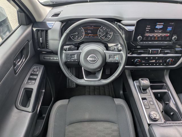 Used 2025 Nissan Pathfinder SV AWD/4WD image 31