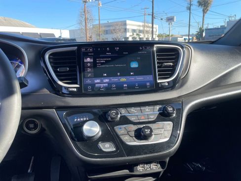 Used 2025 Chrysler Pacifica Select image 17