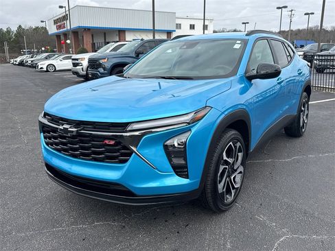 Used 2025 Chevrolet Trax RS w/ Driver Confidence Package image 2