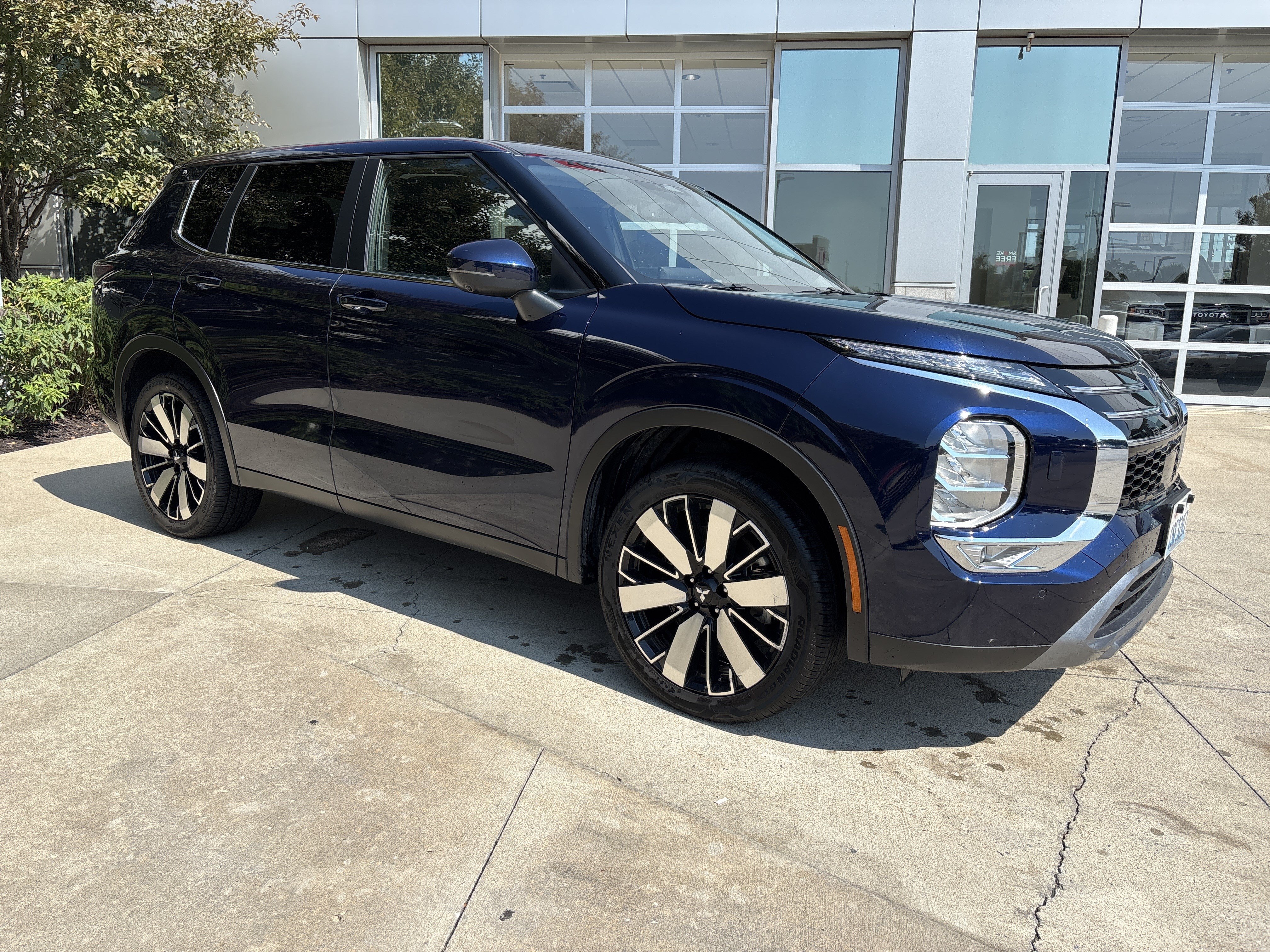Used 2025 Mitsubishi Outlander SE AWD/4WD image 2