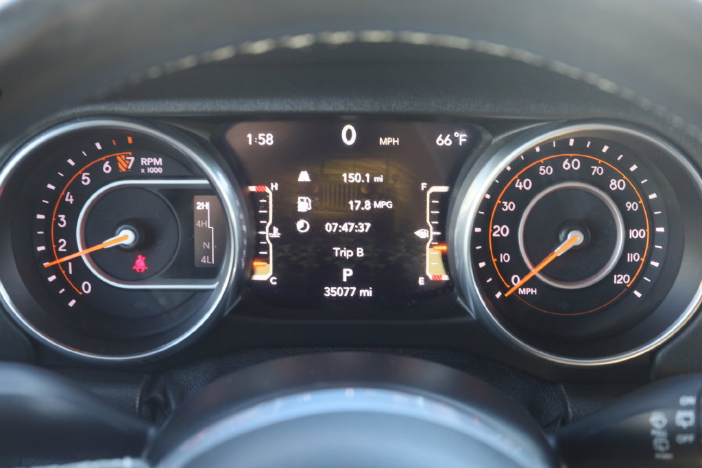 Used 2018 Jeep Wrangler Unlimited Sahara w/ Cold Weather Group AWD/4WD image 34