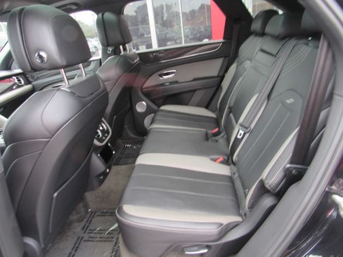 Used 2022 Bentley Bentayga AWD/4WD image 15