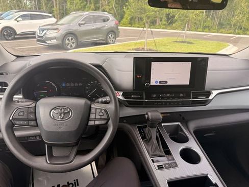 Used 2025 Toyota Sienna LE FWD image 4