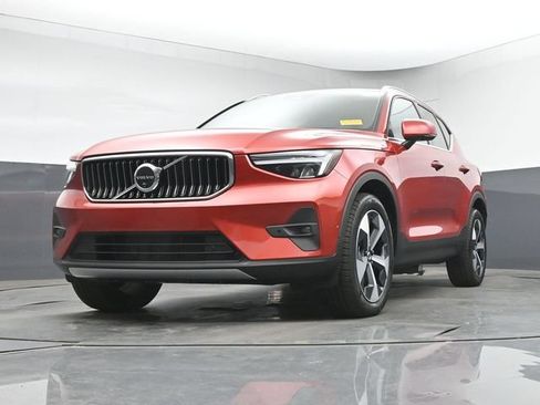 Used 2025 Volvo XC40 B5 Plus AWD/4WD image 13