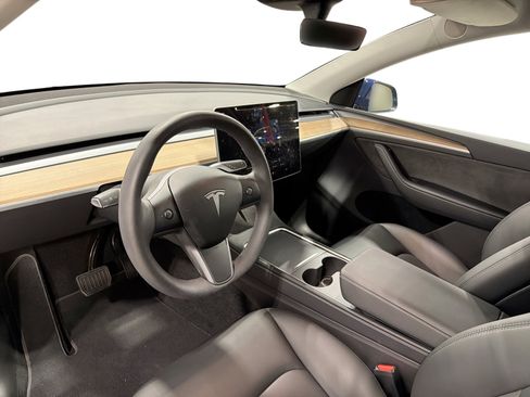 Certified 2023 Tesla Model Y Long Range AWD/4WD image 9