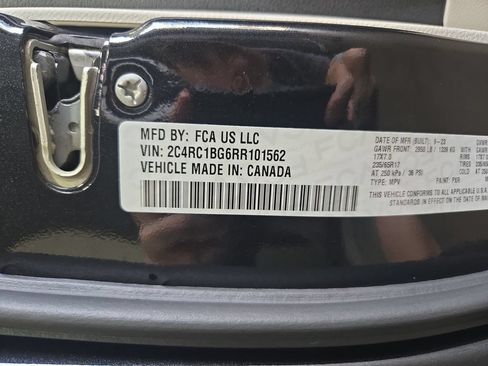 Used 2024 Chrysler Pacifica Touring-L FWD image 38