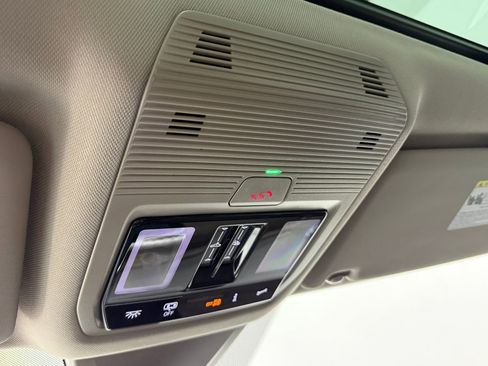 Used 2025 Volkswagen Atlas SEL Premium R-Line image 23