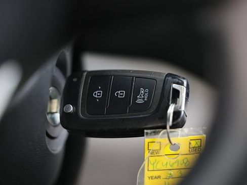 Used 2023 Hyundai Venue SEL FWD image 14