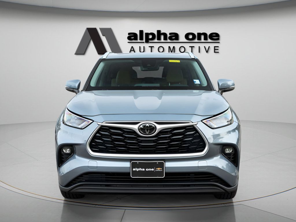Used 2020 Toyota Highlander XLE AWD/4WD image 2