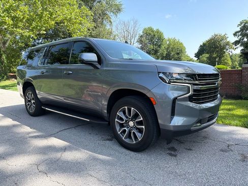 Used 2022 Chevrolet Suburban LT w/ LT Signature Plus Package AWD/4WD image 2