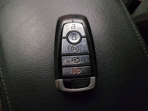 Used 2018 Ford Explorer XLT w/ Equipment Group 202A FWD image 32