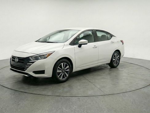 Used 2025 Nissan Versa SV image 3
