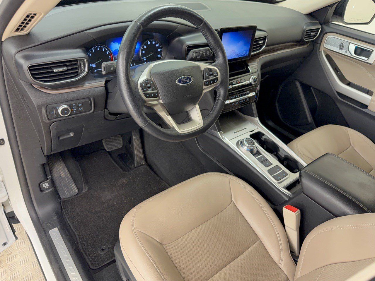Used 2022 Ford Explorer Limited w/ Equipment Group 301A RWD image 4