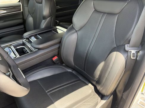 Used 2023 Jeep Wagoneer 4WD image 12