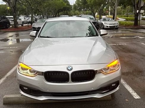 Used 2018 BMW 320i Sedan RWD image 2