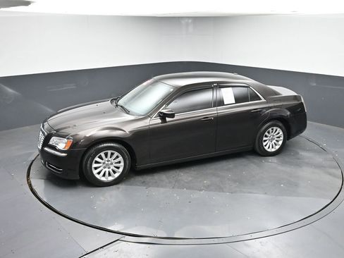 Used 2013 Chrysler 300 image 33