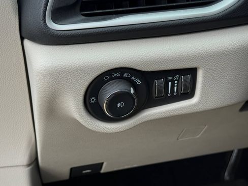 Used 2024 Chrysler Pacifica Touring-L FWD image 19