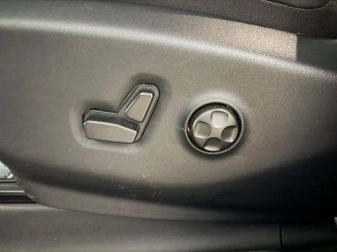 Used 2025 Chrysler Pacifica Limited AWD/4WD image 16