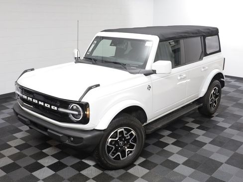 Used 2023 Ford Bronco Outer Banks AWD/4WD image 2