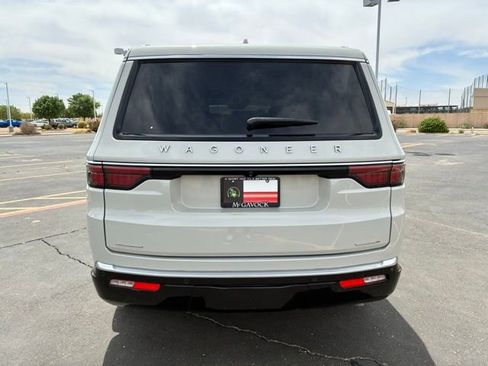 Used 2022 Jeep Wagoneer Series III w/ Premium Group I AWD/4WD image 5