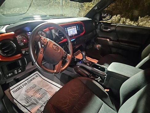 Used 2017 Toyota Tacoma TRD Sport image 6