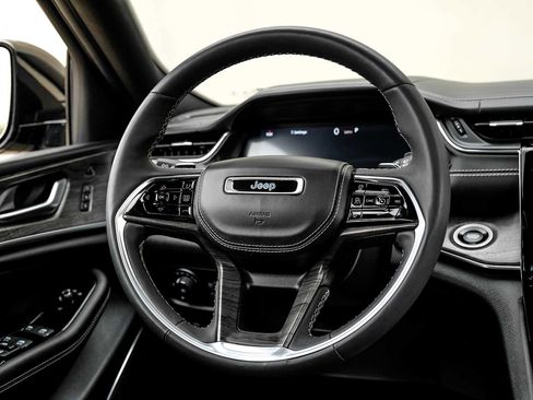 Used 2023 Jeep Grand Cherokee Overland w/ Luxury Tech Group IV image 20