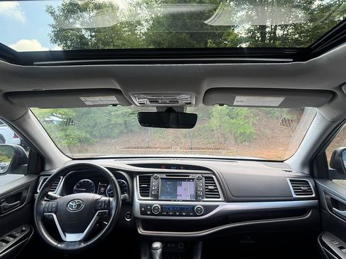 Certified 2019 Toyota Highlander XLE AWD/4WD image 18