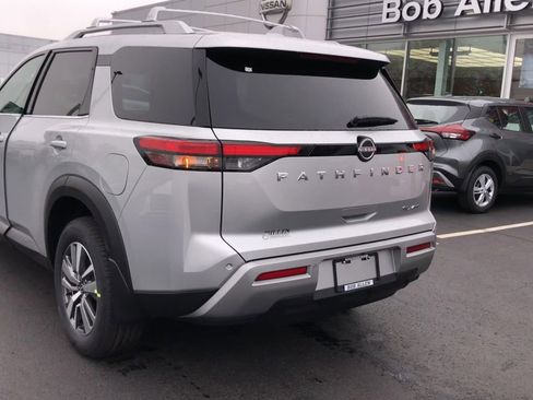 New 2025 Nissan Pathfinder SL image 6