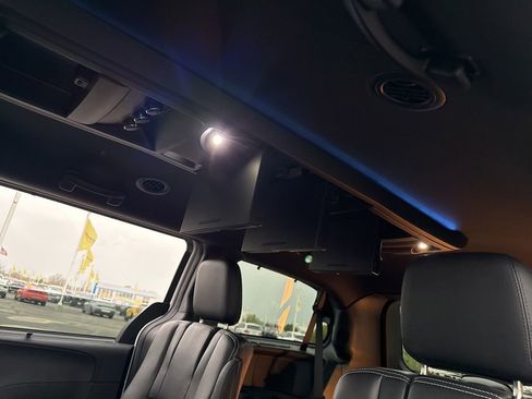 Used 2017 Dodge Grand Caravan SXT w/ Driver Convenience Group image 28