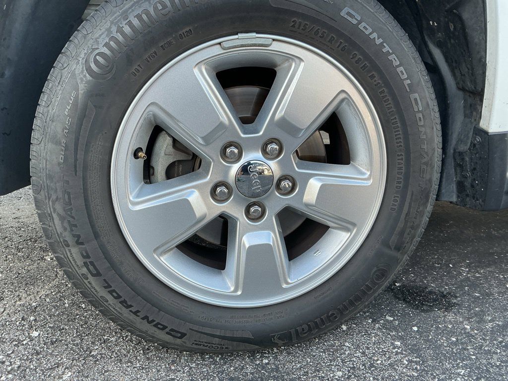 Used 2016 Jeep Compass Latitude FWD image 4