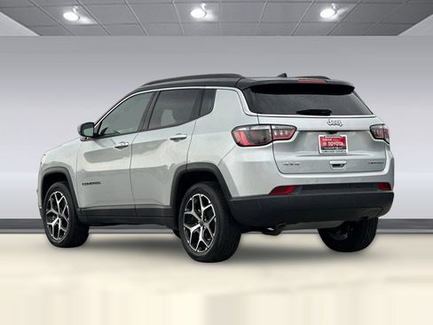 Used 2025 Jeep Compass Limited AWD/4WD image 3