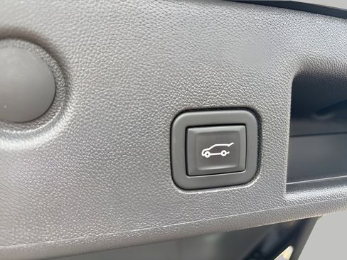 Used 2023 Chevrolet Equinox Premier AWD/4WD image 11