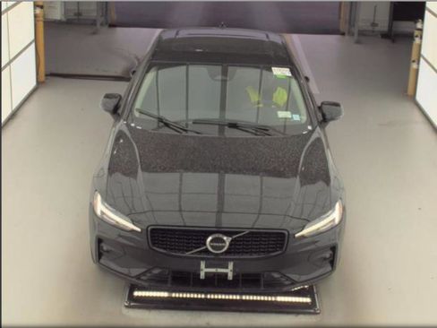 Used 2025 Volvo S60 B5 Core image 2