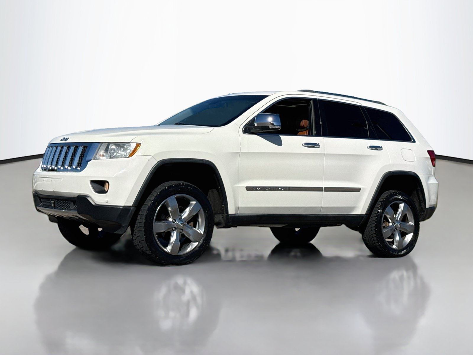Used 2011 Jeep Grand Cherokee Overland AWD/4WD image 3