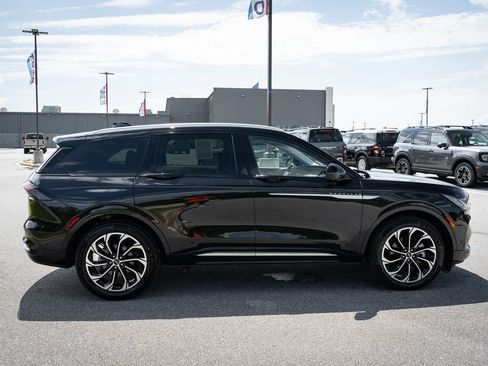 Used 2024 Lincoln Nautilus Reserve AWD/4WD image 11