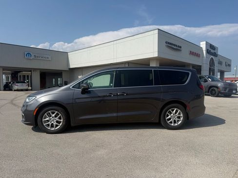 Used 2023 Chrysler Pacifica Touring-L FWD image 2