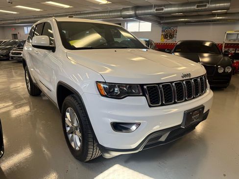 Used 2022 Jeep Grand Cherokee Laredo E AWD/4WD image 8