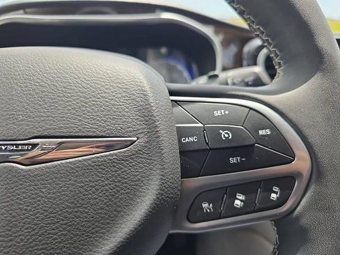 Used 2024 Chrysler Pacifica Limited FWD image 19