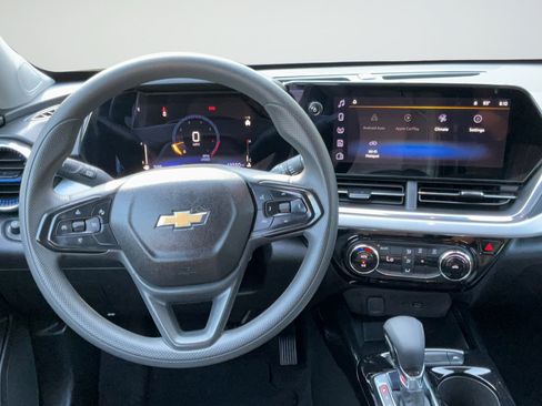 Used 2025 Chevrolet Trax LT FWD image 13
