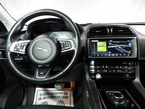 Used 2018 Jaguar F-PACE R-Sport image 21