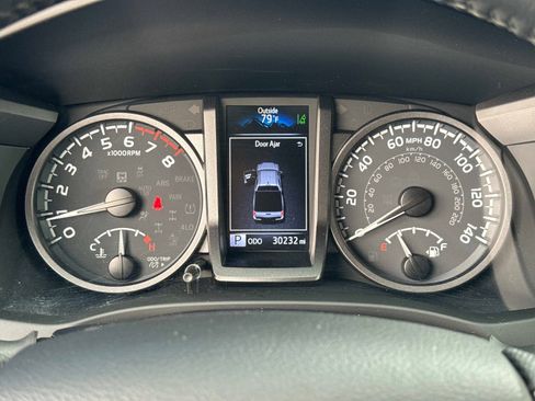 Used 2022 Toyota Tacoma TRD Off-Road w/ Technology Package AWD/4WD image 28