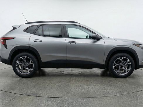 Used 2025 Chevrolet Trax LT FWD image 11