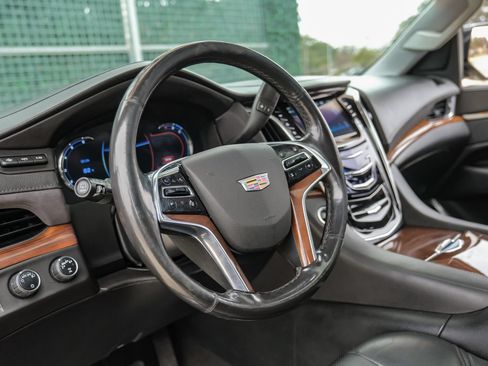 Used 2017 Cadillac Escalade ESV Luxury AWD/4WD image 18