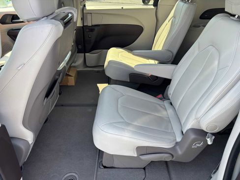 Used 2020 Chrysler Pacifica Touring-L Plus w/ Tire & Wheel Group image 20