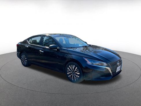 Used 2025 Nissan Altima 2.5 SV image 3