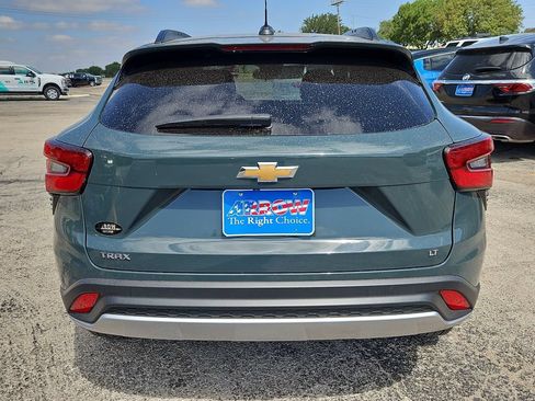Used 2025 Chevrolet Trax LT w/ LT Convenience Package FWD image 9
