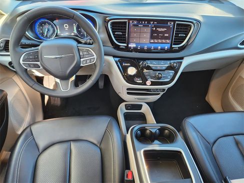 Used 2024 Chrysler Pacifica Touring-L image 11